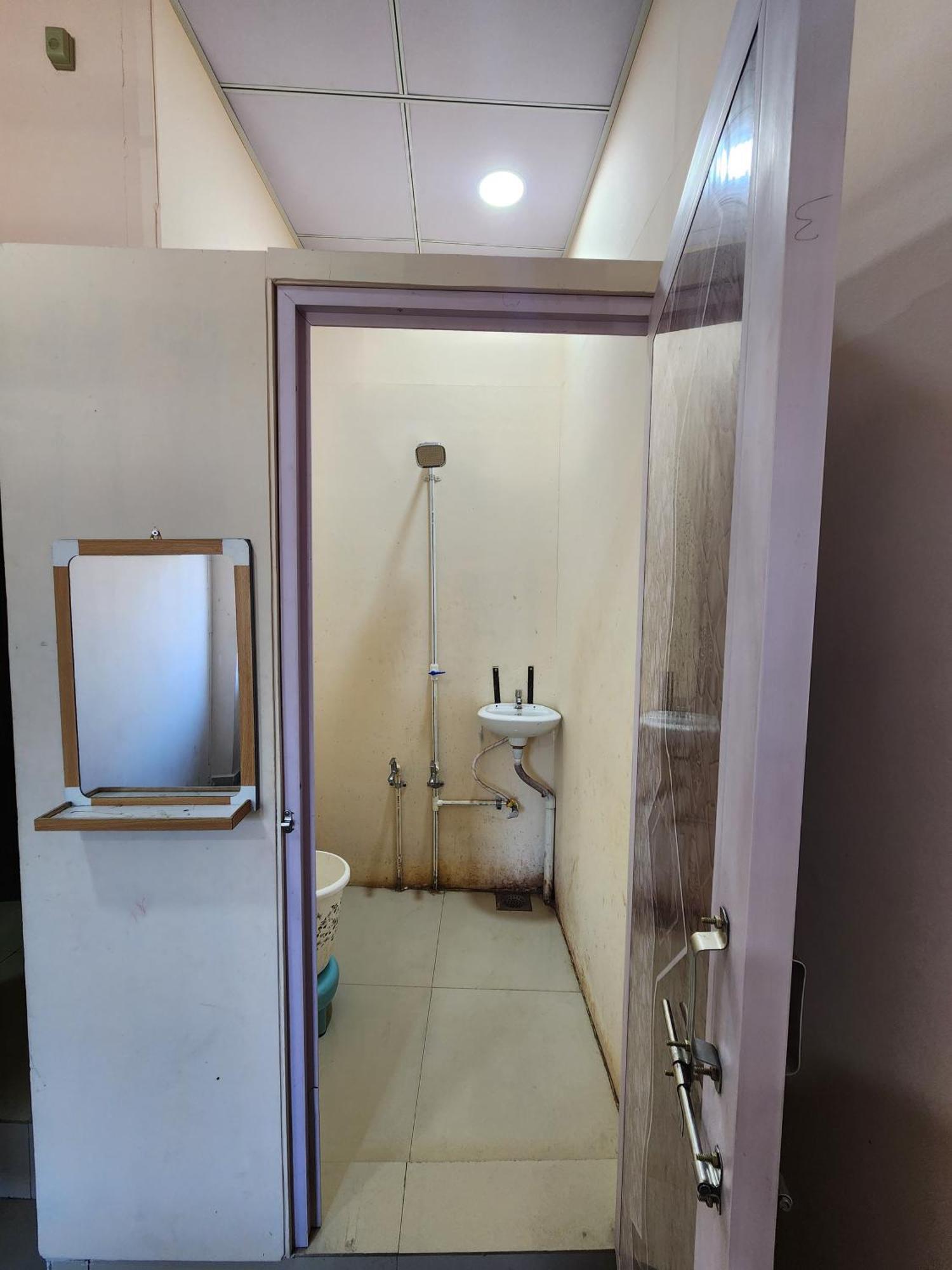 Hotel Diamond Ac Dormitory And Guest House Сурат Екстериор снимка