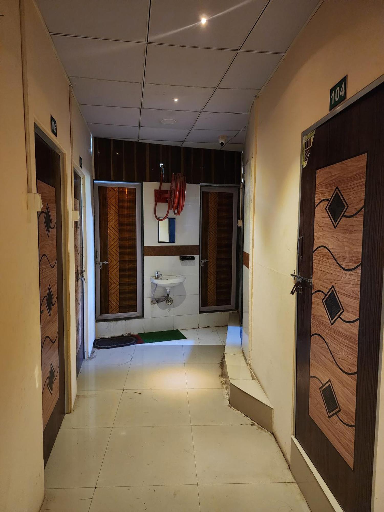 Hotel Diamond Ac Dormitory And Guest House Сурат Екстериор снимка