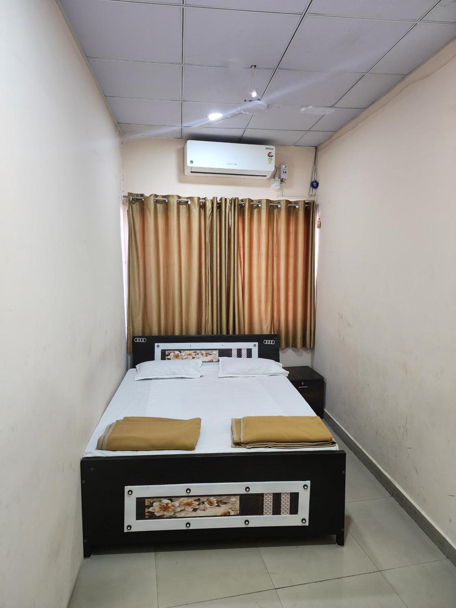 Hotel Diamond Ac Dormitory And Guest House Сурат Екстериор снимка