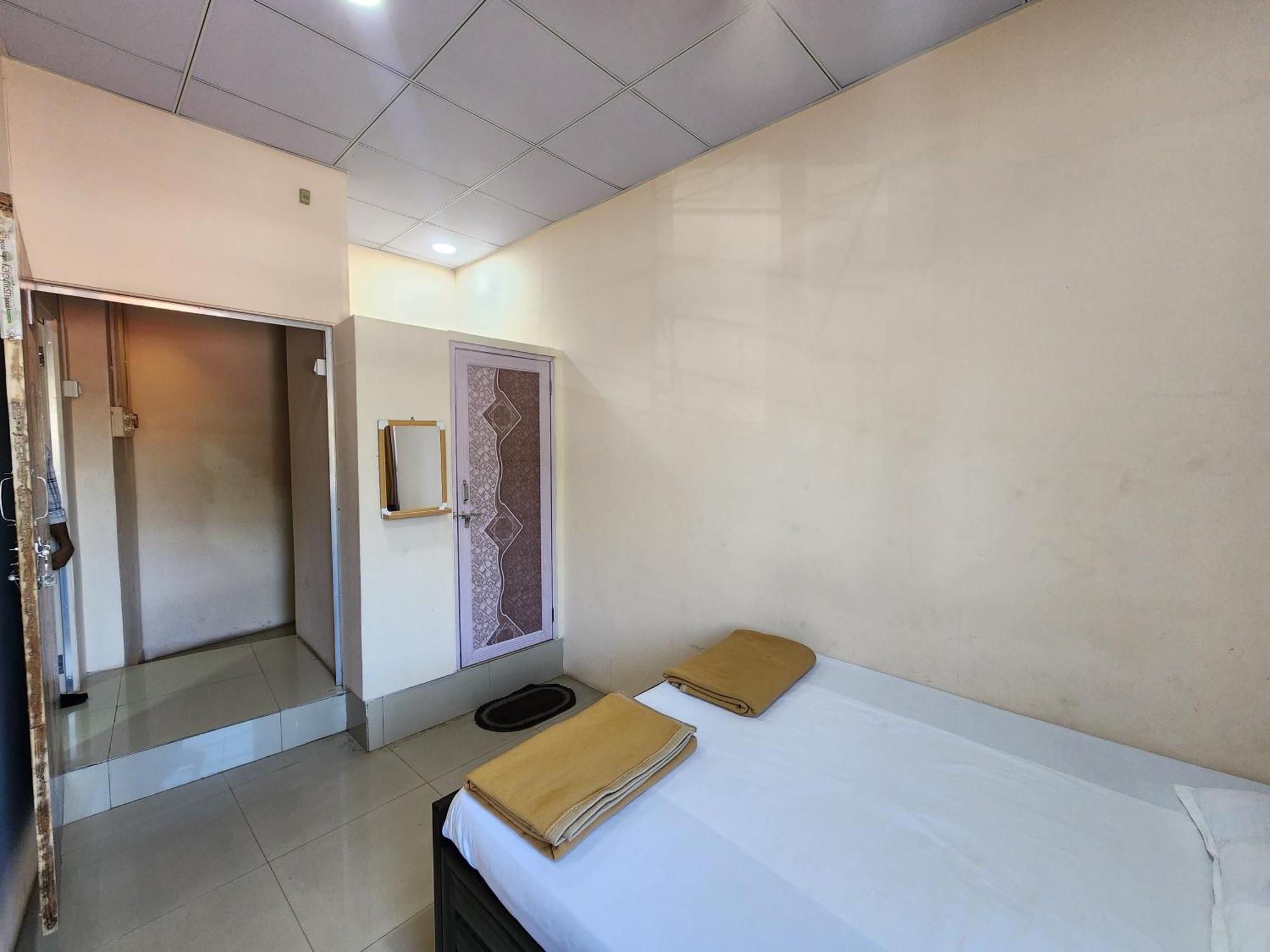 Hotel Diamond Ac Dormitory And Guest House Сурат Екстериор снимка