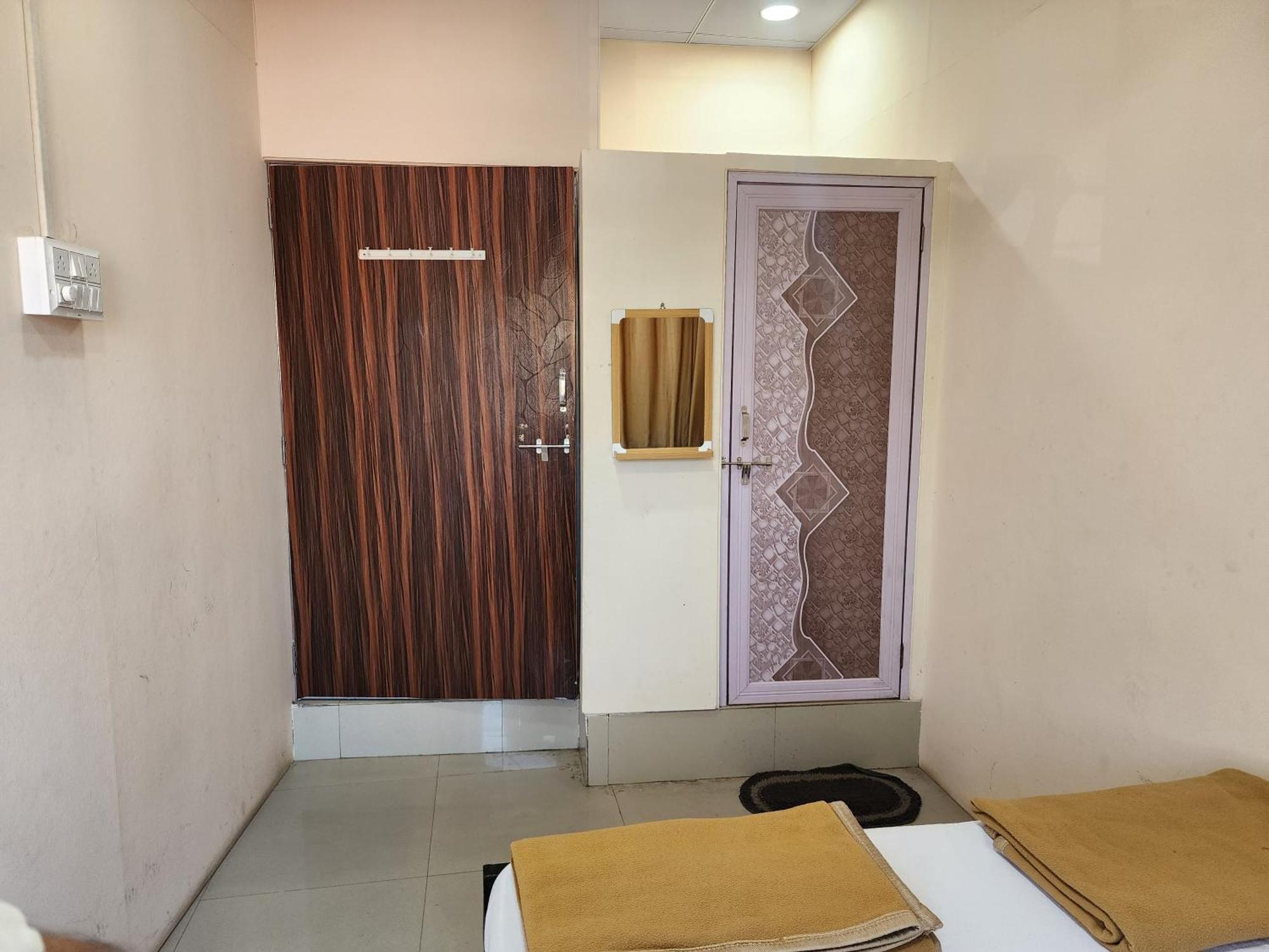 Hotel Diamond Ac Dormitory And Guest House Сурат Екстериор снимка